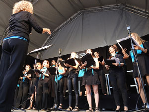Festival A Capella 2017. Actuaci&oacute; de la Coral X&agrave;ntica a la pla&ccedil;a de la Independ&egrave;ncia