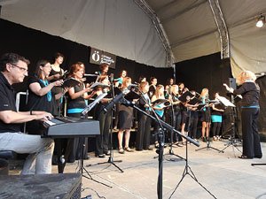 Festival A Capella 2017. Actuaci&oacute; de la Coral X&agrave;ntica a la pla&ccedil;a de la Independ&egrave;ncia