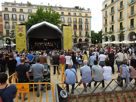 Festival A Capella 2017. Actuaci&oacute; de la Coral X&agrave;ntica a la pla&ccedil;a de la Independ&egrave;ncia