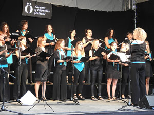 Festival A Capella 2017. Actuaci&oacute; de la Coral X&agrave;ntica a la pla&ccedil;a de la Independ&egrave;ncia
