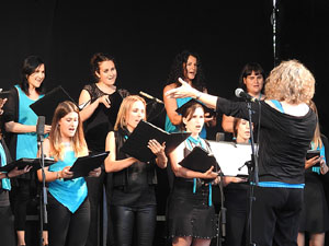 Festival A Capella 2017. Actuaci&oacute; de la Coral X&agrave;ntica a la pla&ccedil;a de la Independ&egrave;ncia