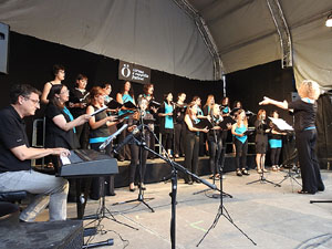 Festival A Capella 2017. Actuaci&oacute; de la Coral X&agrave;ntica a la pla&ccedil;a de la Independ&egrave;ncia