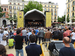 Festival A Capella 2017. Actuaci&oacute; de la Coral X&agrave;ntica a la pla&ccedil;a de la Independ&egrave;ncia