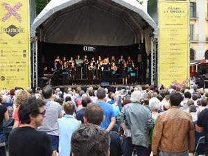 Festival A Capella 2017. Actuaci&oacute; de la Coral X&agrave;ntica a la pla&ccedil;a de la Independ&egrave;ncia
