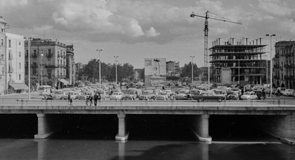 Construcci&oacute; dels bolets de la pla&ccedil;a Catalunya. 6 de maig 1967