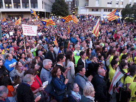 Concentraci&oacute; a la pla&ccedil;a de la Constituci&oacute; convocada per la plataforma Girona Vota a favor del Refer&egrave;ndum