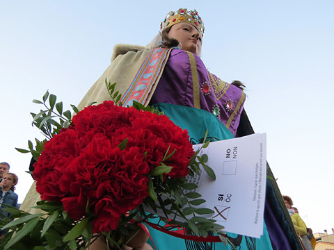La geganta &Agrave;ngels amb una papereta