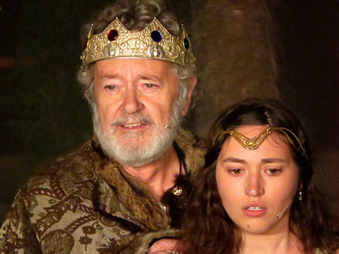 Un moment de la representaci&oacute; amb el rei (Victor Petit) i la filla del rei (Carla Ciurana)