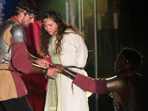 La filla del rei (Carla Ciurana) &eacute;s lliurada al drac pels dos cavallers (Gerard Mart&iacute;nez i Mamadou Diallo)