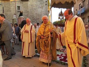 Corpus 2017. Entrada a l'esgl&eacute;sia de Sant Feliu