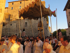 Corpus 2017. Entrada a l'esgl&eacute;sia de Sant Feliu