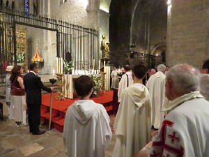Corpus 2017. Entrada a l'esgl&eacute;sia de Sant Feliu