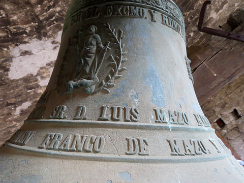 La campana Llu&iuml;sa durant el repic de Festa Major