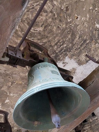 La campana Llu&iuml;sa durant el repic de Festa Major