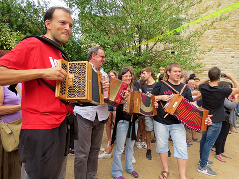 Grup de m&uacute;sica a la placeta del Monestir de Sant Daniel