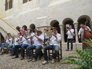 Festa Major de Sant Daniel 2017 - Audici&oacute; i ballada de la Sardana de les monges al claustre del Monestir de Sant Daniel