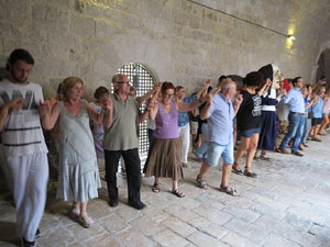 Festa Major de Sant Daniel 2017 - Audici&oacute; i ballada de la Sardana de les monges al claustre del Monestir de Sant Daniel