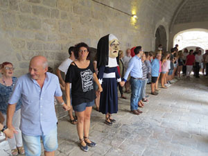 Festa Major de Sant Daniel 2017 - Audici&oacute; i ballada de la Sardana de les monges al claustre del Monestir de Sant Daniel