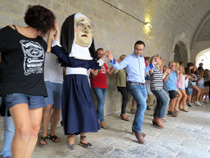 Festa Major de Sant Daniel 2017 - Audici&oacute; i ballada de la Sardana de les monges al claustre del Monestir de Sant Daniel