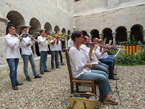 Festa Major de Sant Daniel 2017 - Audici&oacute; i ballada de la Sardana de les monges al claustre del Monestir de Sant Daniel