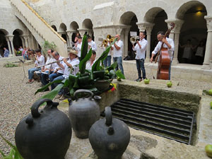 Festa Major de Sant Daniel 2017 - Audici&oacute; i ballada de la Sardana de les monges al claustre del Monestir de Sant Daniel