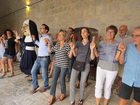 Festa Major de Sant Daniel 2017 - Audici&oacute; i ballada de la Sardana de les monges al claustre del Monestir de Sant Daniel
