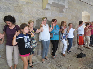 Festa Major de Sant Daniel 2017 - Audici&oacute; i ballada de la Sardana de les monges al claustre del Monestir de Sant Daniel