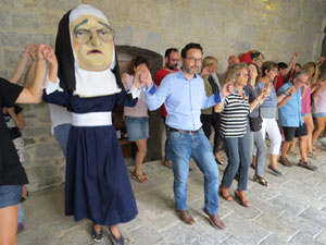 Festa Major de Sant Daniel 2017 - Audici&oacute; i ballada de la Sardana de les monges al claustre del Monestir de Sant Daniel