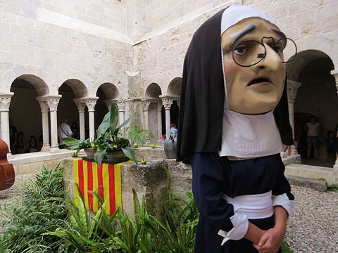 El capgr&ograve;s la Beneta al claustre del Monestir de Sant Daniel