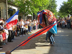 Festes de Primavera de Girona 2017. Cercavila de mulasses amb la Mula Baba i l'Ase de Bessan