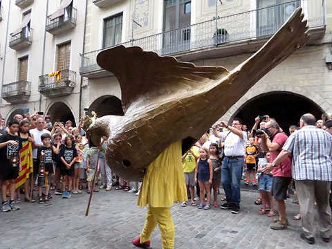 L'&Agrave;liga de la Ciutat saludant a la Flama, a la pla&ccedil;a del Vi