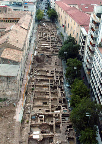 Excavacions arqueol&ograve;giques davant l'Hospital de Santa Caterina, a la zona ocupada per la pla&ccedil;a de Pompeu Fabra i la pla&ccedil;a Hospital. A l'esquerra, l'Hospital de Santa Caterina i a la dreta la Casa de Cultura. 2006