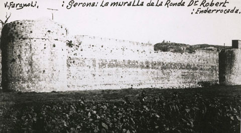 Vista parcial del tram de muralla del Mercadal compresa entre els baluards de Sant Francesc i el de Santa Clara, paral&middot;lel a la ronda del Doctor Robert, posterior ronda Pare Claret. 1901-1910