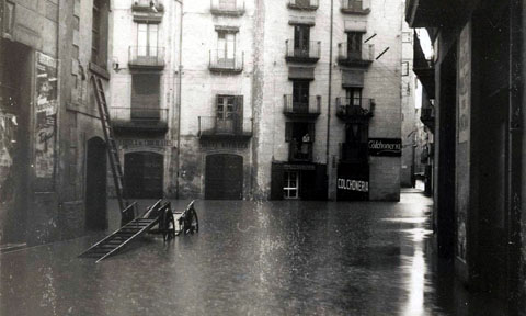 Inundaci&oacute; de la pla&ccedil;a del Mercadal, al carrer Santa Clara. 1940