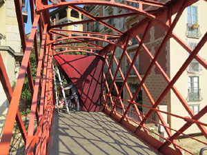 inund'ART 2017. Instal&middot;laci&oacute; 'El t&uacute;nel d'Umbrea', de R&eacute;becca Konforti, al pont de les Peixateries Velles