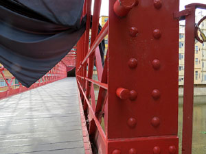 inund'ART 2017. Instal&middot;laci&oacute; 'El t&uacute;nel d'Umbrea', de R&eacute;becca Konforti, al pont de les Peixateries Velles