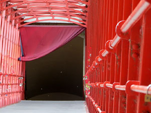 inund'ART 2017. Instal&middot;laci&oacute; 'El t&uacute;nel d'Umbrea', de R&eacute;becca Konforti, al pont de les Peixateries Velles