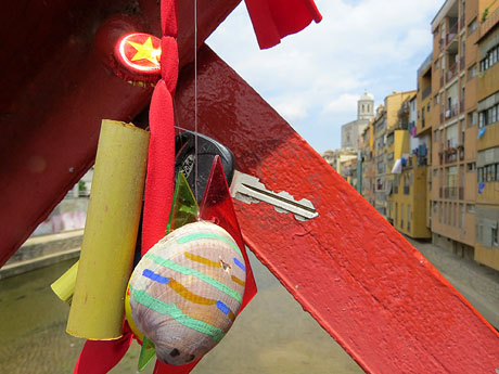 inund'ART 2017. Instal&middot;laci&oacute; 'El t&uacute;nel d'Umbrea', de R&eacute;becca Konforti, al pont de les Peixateries Velles