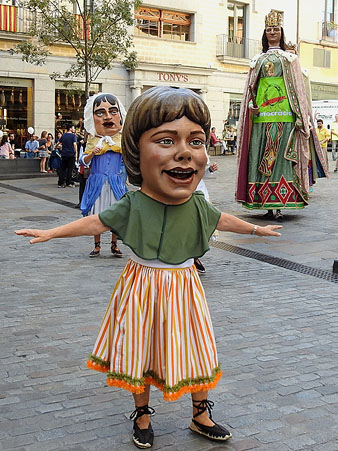 La cercavila a la pla&ccedil;a del Vi