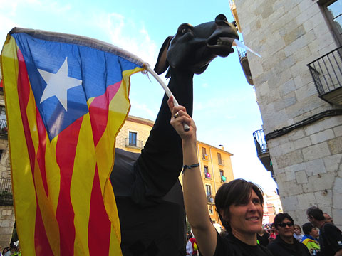 La Mula Baba arribant a la pla&ccedil;a del Vi
