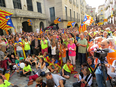Marat&oacute; per la democr&agrave;cia. Concentraci&oacute; i parlaments a la pla&ccedil;a del Vi