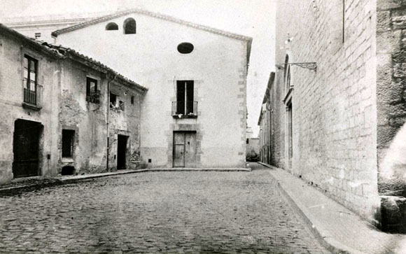 Pla&ccedil;a del Mercadal. S'observa part de la fa&ccedil;ana de l'esgl&eacute;sia de Santa Susanna. 1911-1936
