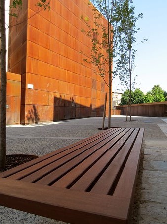 Vista actual de la pla&ccedil;a. Al fons, fa&ccedil;ana posterior del Teatre Municipal