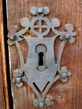 Detall de la porta d'un dels habitatges de la pla&ccedil;a