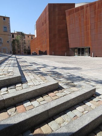 Vista actual de la pla&ccedil;a. Al fons, fa&ccedil;ana posterior del Teatre Municipal