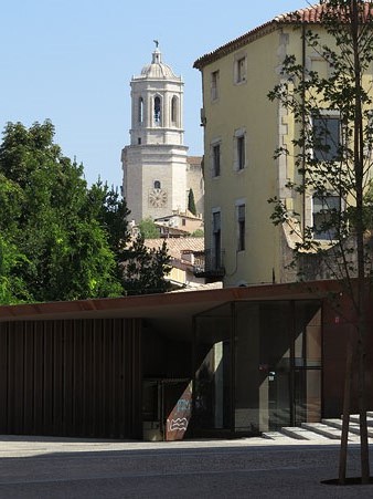 Vista del campanar de la Catedral des de la pla&ccedil;a
