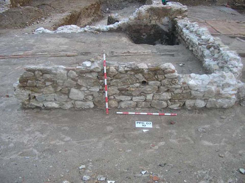 Vista d'un dels &agrave;mbits de la vivenda excavada, 2007