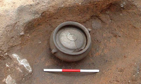 Contenidor funerari de la tomba 1 durant el proc&eacute;s d�excavaci&oacute;