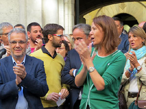 Concentraci&oacute; a la pla&ccedil;a del Vi de recolzament a l'alcaldessa Marta Madrenas, cridada a declarar per haver signat un decret a favor del refer&egrave;ndum 