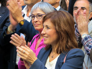 Concentraci&oacute; a la pla&ccedil;a del Vi de recolzament a l'alcaldessa Marta Madrenas, cridada a declarar per haver signat un decret a favor del refer&egrave;ndum 